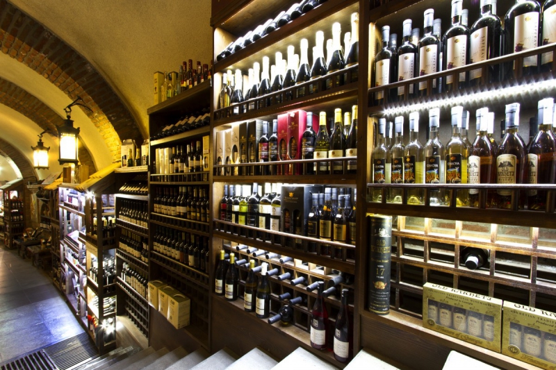 vente-ROUBION-min_world_street_travel_shop_canon_georgia_wine_bottles-429767